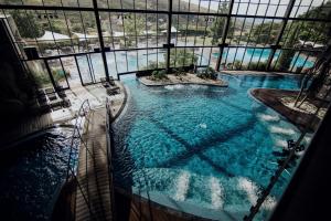 安旱斯达塞拉H2hte议会理疗SPA酒店的大楼内的大型游泳池