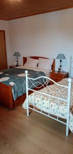 阿鲁卡Pêssego - AL的卧室内的一张床位,配有两张台灯