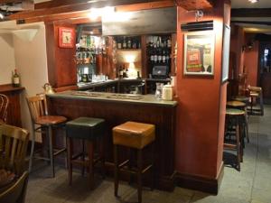 HolkerThe Engine Inn的餐厅内的酒吧配有椅子和柜台