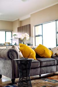 埃祖尔韦尼Valleyside Executive Apartments的客厅配有带黄色枕头的沙发