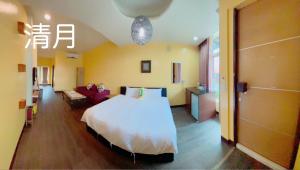 恒春古城月光冷泉民宿的一间卧室设有一张床和一间客厅。