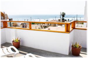 万查科ATMA Hostel & Yoga的享有海滩美景的阳台