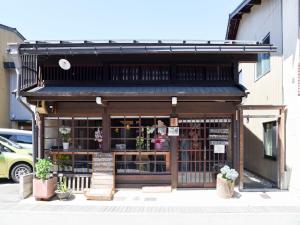 高山Tabino Shiori - Vacation STAY 83814的建筑前有遮阳篷和植物的商店