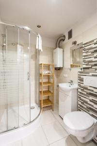 克拉科夫Vintage Tomasza 25 Apartments的带淋浴、卫生间和盥洗盆的浴室