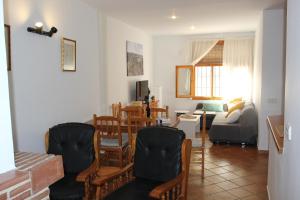 莱图尔Casa Rural Manuel y Dolores的客厅配有椅子、桌子和沙发
