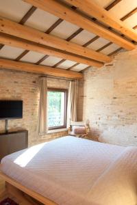 特雷维索罗坎达庞特丹住宿加早餐旅馆的一间卧室设有一张大床和一个窗户。