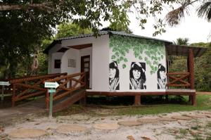 ManacapuruCirandeira Amazon World EcoResort的一面有壁画的建筑