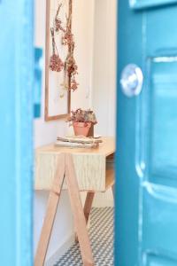 贝雅Casa do Arco - Beja的厨房里的小木桌旁边是蓝色的冰箱