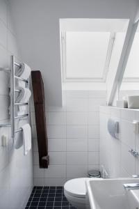 维斯比斯洛兹贝肯酒店的一间带卫生间、水槽和窗户的浴室
