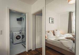 拉尔Ferienwohnungen und Boardinghouse Heimbach in Lahr的一间卧室配有一张床和一台洗衣机