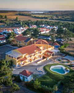 圣安德烈莱茨利亚山乡村酒店的享有带游泳池的房屋的空中景致