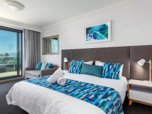 凯阿玛Sebel Harbourside 301 Kiama的酒店客房,配有床和沙发