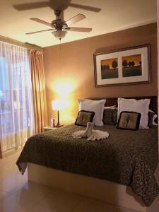 马塔莫罗斯HOTEL PLAZA RIVIERA的一间卧室配有一张大床和吊扇