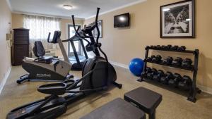 辛辛那提克莱蒙贝斯特韦斯特酒店的一间设有健身器材的健身房的房间