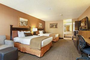 布莱斯峡谷卢比斯贝斯特韦斯特酒店的酒店客房配有两张床和一张书桌