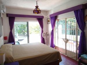 布塞里亚斯Casa Magua的一间卧室设有一张床和一个大窗户