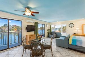 圣徒皮特海滩湾景广场海滨度假酒店的一间卧室配有一张床,客厅配有电视