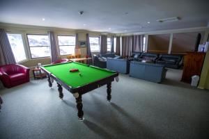 Charlotte PassLucy Lodge的客厅配有台球桌