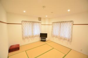 Kagura Mitsumata Cottage的电视和/或娱乐中心