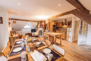 Chalet La Fedora - Appartements de charme餐厅或其他用餐的地方