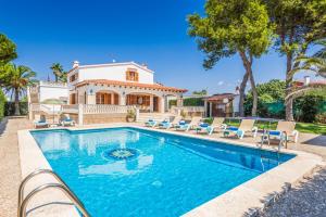 卡拉布兰卡Villa Menorca Jalima 1 by Mauter Villas的房屋前的游泳池