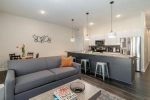 德梅因Kasa Downtown Des Moines的带沙发的客厅和厨房