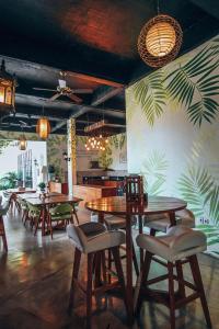 乌鲁瓦图纳泽奇别墅的餐厅拥有木桌、椅子和墙上的植物