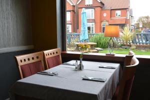布里德灵顿The Ransdale的餐厅内一张桌子,享有窗户的景色