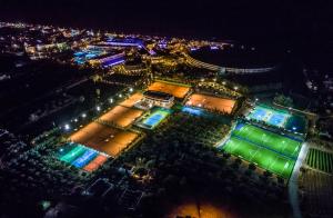 赫索尼索斯里特斯海滩旅馆的享有网球场的顶部景色