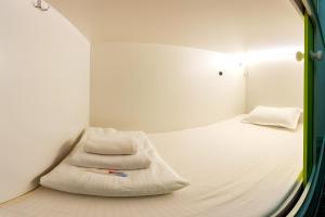 阿拉木图Хостел 689CapsuleHotel&Coffee的小房间设有床和镜子