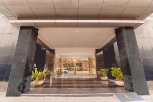 SunggalSaka Hotel Medan的种植盆栽植物的建筑的大厅