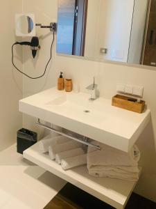 Buchberg bei HerbersteinBuchberg38的浴室配有盥洗盆、镜子和毛巾
