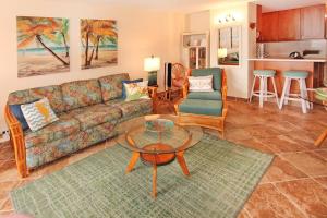 玛雷亚Island Sands Resort 305的客厅配有沙发和桌子