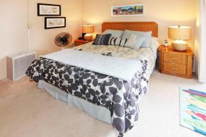 玛雷亚Island Sands Resort 305的一间卧室配有一张大床,提供黑白毯子