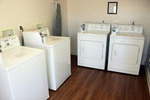 索尔兹伯里索尔兹伯里实惠套房酒店的洗衣房配有2个洗衣机和烘干机