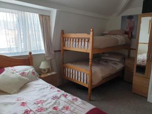 斯卡伯勒Sheridan的一间卧室配有两张床和一张双层床。