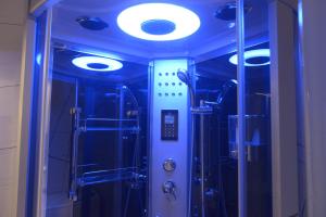 梅松吉Stefanos Resort的客房内的蓝色灯光淋浴