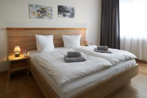 阿波尔达魏玛伯格酒店的一张带两个枕头的大白色床