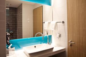 奥伯豪森Holiday Inn Express Oberhausen, an IHG Hotel的一间带水槽和镜子的浴室