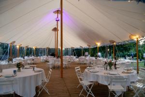 BernosChateau Vulcain的帐篷,用来举办婚礼,配有桌椅