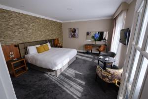 米德尔顿米德尔顿公园酒店的酒店客房带一张床、一张桌子和椅子