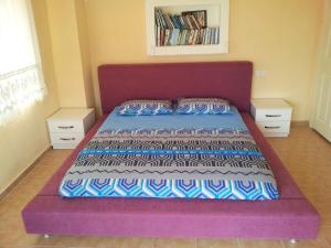 达利安Dalyan Palace的卧室内一张带紫色床头板的床
