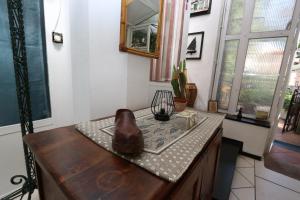 热那亚Villa Azzurra - Genova Resort Accomodations的一间房间,桌子上放着青铜鞋