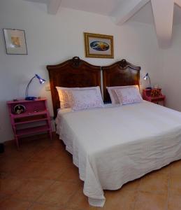 曼恰诺Acero Appartamenti的卧室配有一张白色的大床和床头柜。