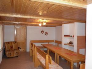 奥什恰德尼察查鲁帕余得拉巴旅馆的用餐室配有木桌和长椅