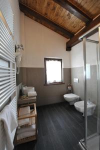布勒伊-切尔维尼亚霍斯奎特酒店的浴室设有2个水槽和2个卫生间