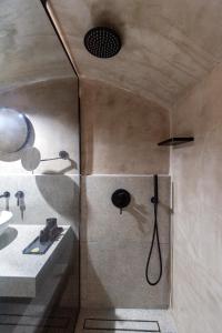 易莫洛林La Maltese Caldera Concept的带淋浴的浴室,配有水槽和淋浴