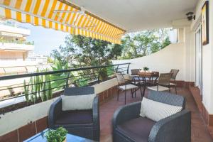 马贝拉Espacioso apartamento en Guadalmina - Marbella的一个带桌椅的庭院和一个阳台