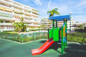 Espacioso apartamento en Guadalmina - Marbella的儿童游玩区