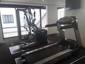 墨西哥城布里斯托酒店的一间带跑步机的健身房